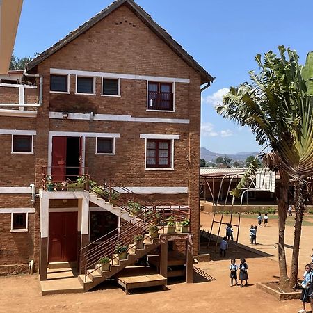 Lycee Picot De Cloriviere Dont Les Revenus Financent L'Education Des Eleves Appartement Antsirabe Buitenkant foto