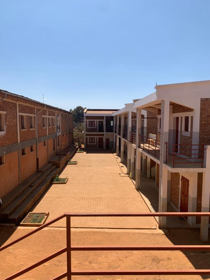 Lycee Picot De Cloriviere Dont Les Revenus Financent L'Education Des Eleves Appartement Antsirabe Buitenkant foto