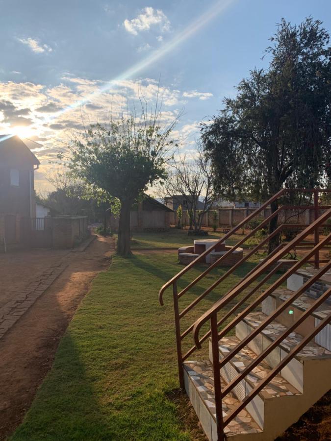 Lycee Picot De Cloriviere Dont Les Revenus Financent L'Education Des Eleves Appartement Antsirabe Buitenkant foto