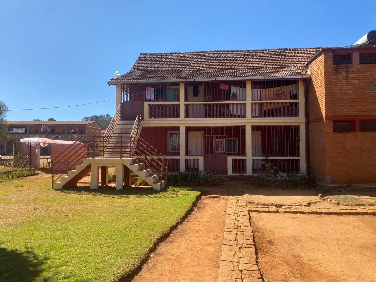 Lycee Picot De Cloriviere Dont Les Revenus Financent L'Education Des Eleves Appartement Antsirabe Buitenkant foto