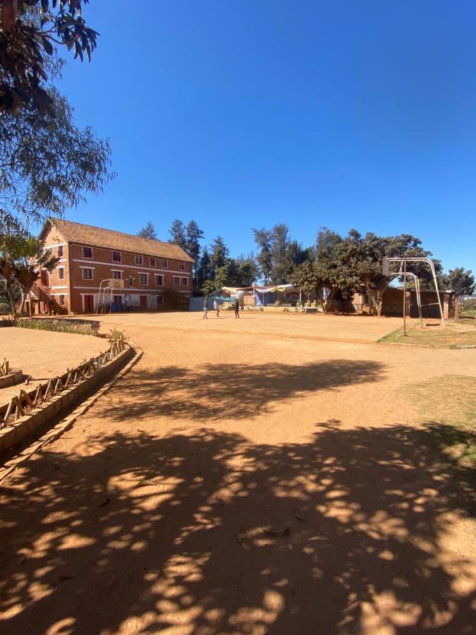 Lycee Picot De Cloriviere Dont Les Revenus Financent L'Education Des Eleves Appartement Antsirabe Buitenkant foto