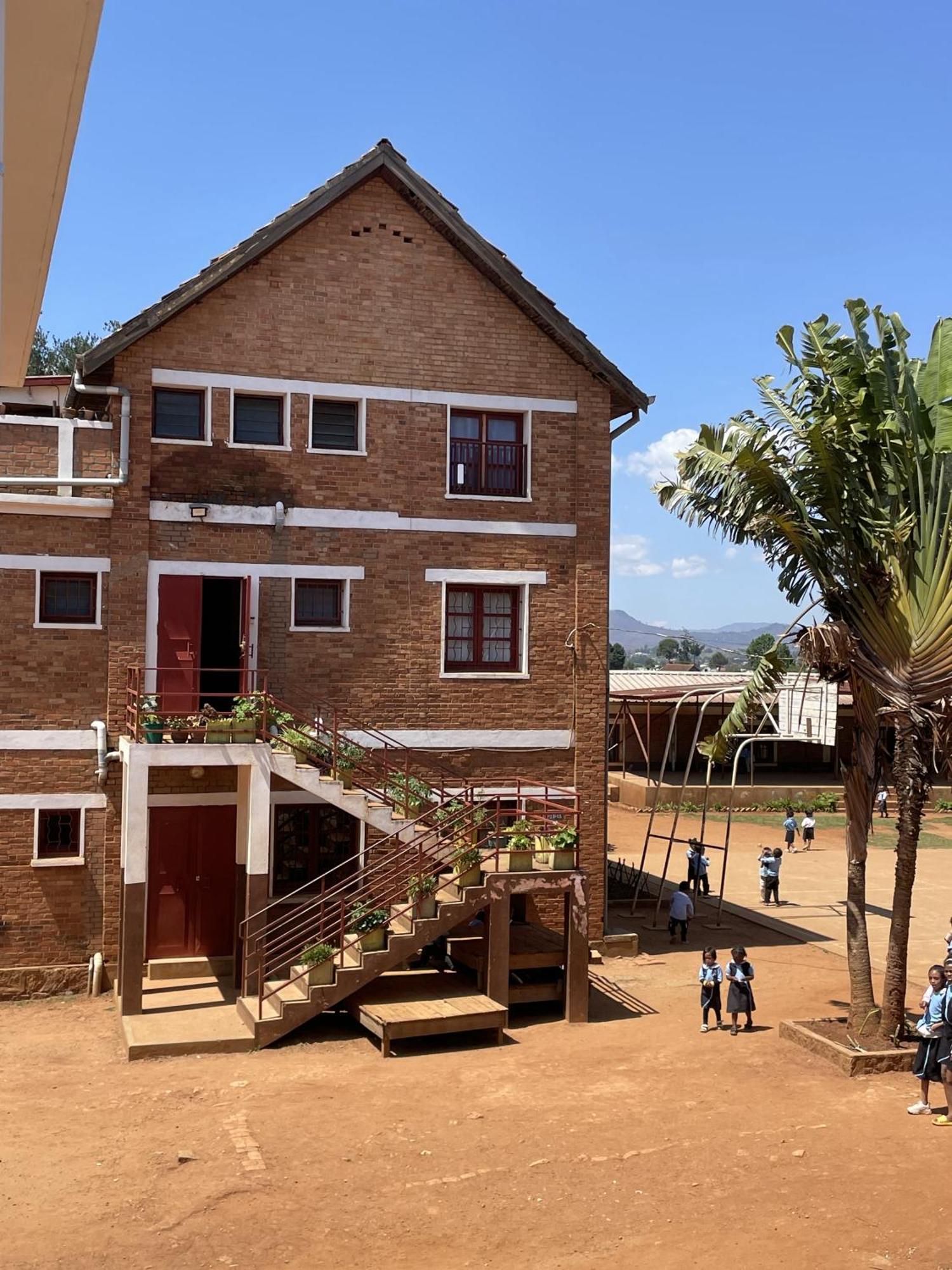 Lycee Picot De Cloriviere Dont Les Revenus Financent L'Education Des Eleves Appartement Antsirabe Buitenkant foto