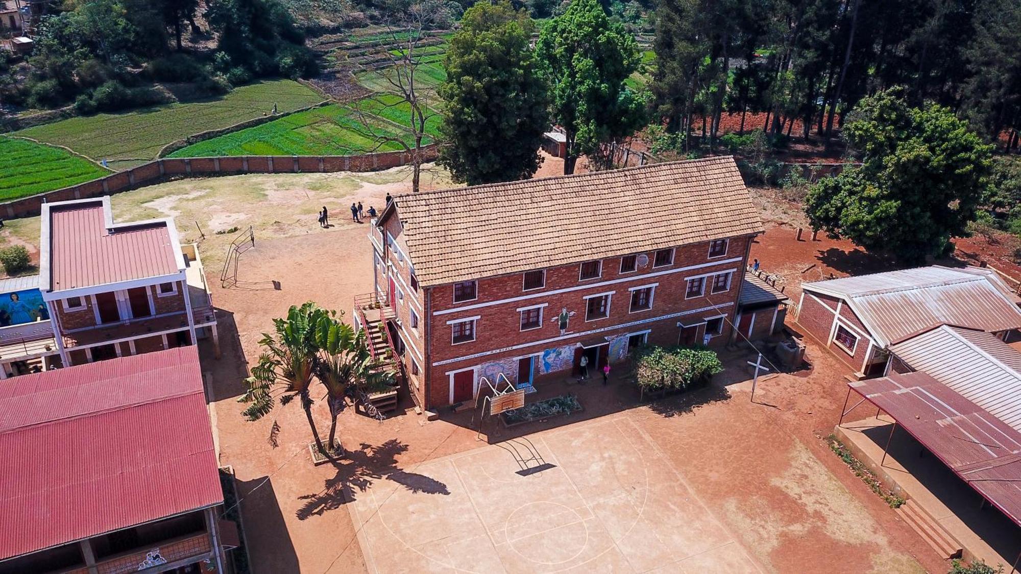 Lycee Picot De Cloriviere Dont Les Revenus Financent L'Education Des Eleves Appartement Antsirabe Buitenkant foto